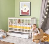 Alcube® Mitwachsendes Babybett 60x120 EMMI inkl. Schubladen und Lattenrost Gitterbett 120x60 cm Baby Bett Zahnschienen höhenverstellbar und Umbaubar Beistellbett mit entnehmbaren Stangen - Weiß - 1